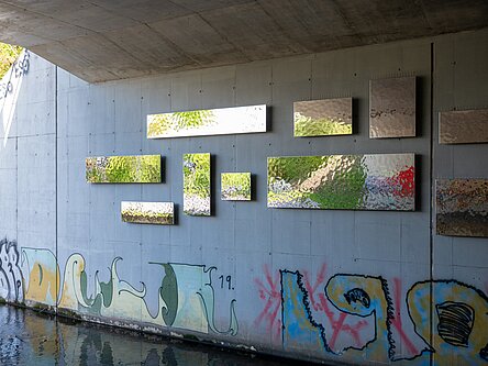 Glitzernde Kachelwand in der Weiherfeldstraße