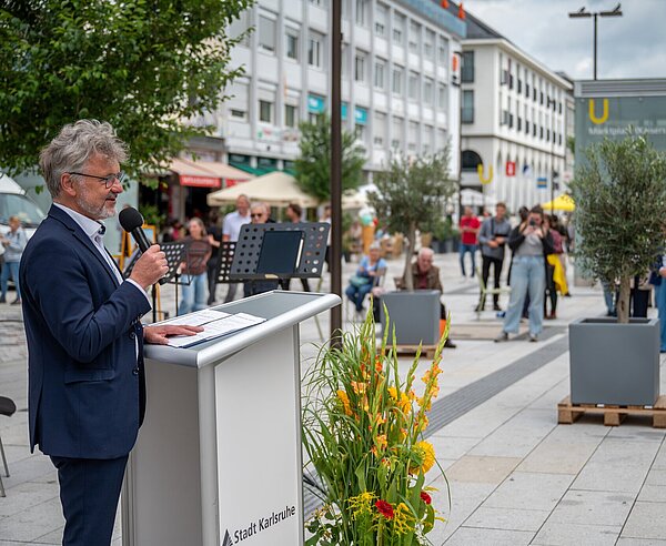 Oberbürgermeister Dr. Frank Mentrup bei der Einweihung des ersten Bauabschnitts zur Neugestaltung der Fußgängerzone.