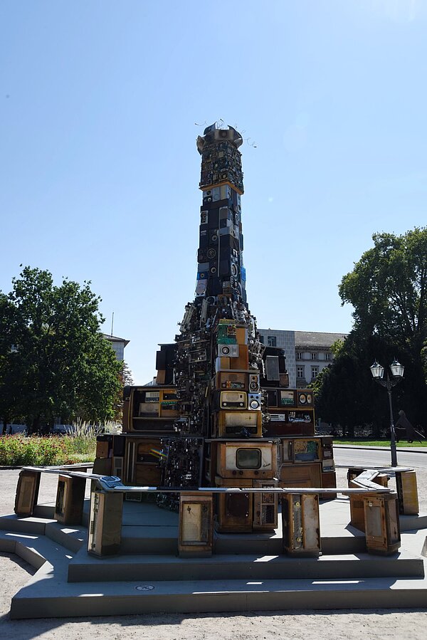 Die Medieninstallation Streamers ist auf dem Friedrichsplatz zu sehen und zu hören.