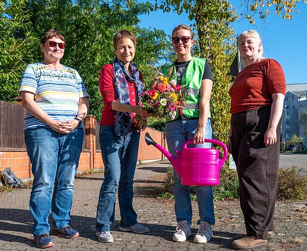 Die Erste Bürgermeisterin Frau Lisbach ehrt gemeinsam mit Gartenbauamtsleiterin Frau Fath und Ida Esterlein die Baumpatin, Katharina Becher.