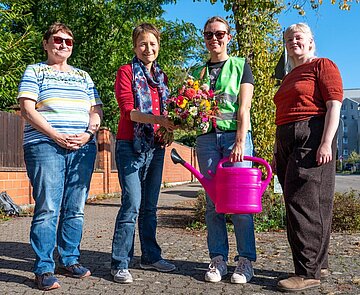 Die Erste Bürgermeisterin Frau Lisbach ehrt gemeinsam mit Gartenbauamtsleiterin Frau Fath und Ida Esterlein die Baumpatin, Katharina Becher.