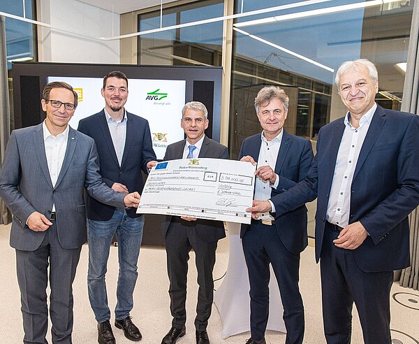 Förderbescheid: AVG-Geschäftsführer Christian Höglmeier, Projektleiter Christoph Rentschler, Staatssekretär Patrick Rapp, OB Frank Mentrup und TRK-Geschäftsführer Jochen Ehlgötz (v.l.).