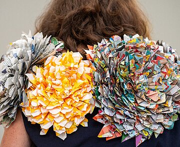 Blumen aus recycletem Papier.
