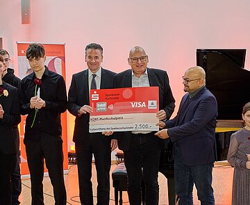Symbolische Übergabe der Preisgelder an die Musikschulpreisträger.