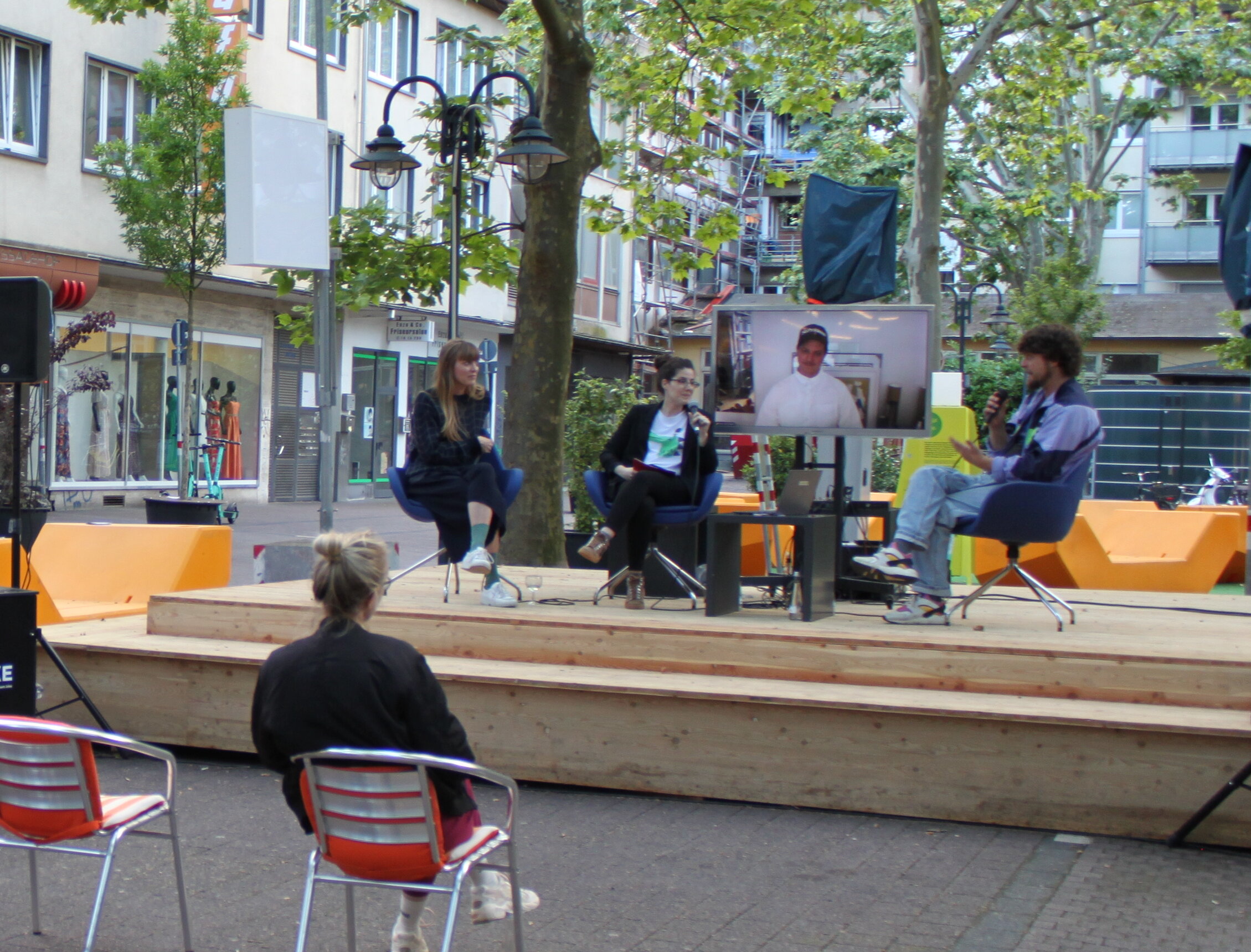 KünstlerInnen auf der Bühne, Zuschauer