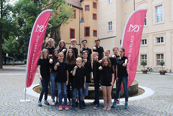 Das Bild zeigt die Jugend des Musikforums Durlach vor der Karlsburg. in Durlach