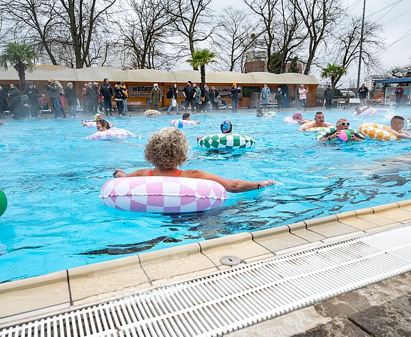 An der Rückkehr des Sonnenbads aus der Winterpause nehmen Menschen aus ganz Deutschland und den Niederlanden teil. 