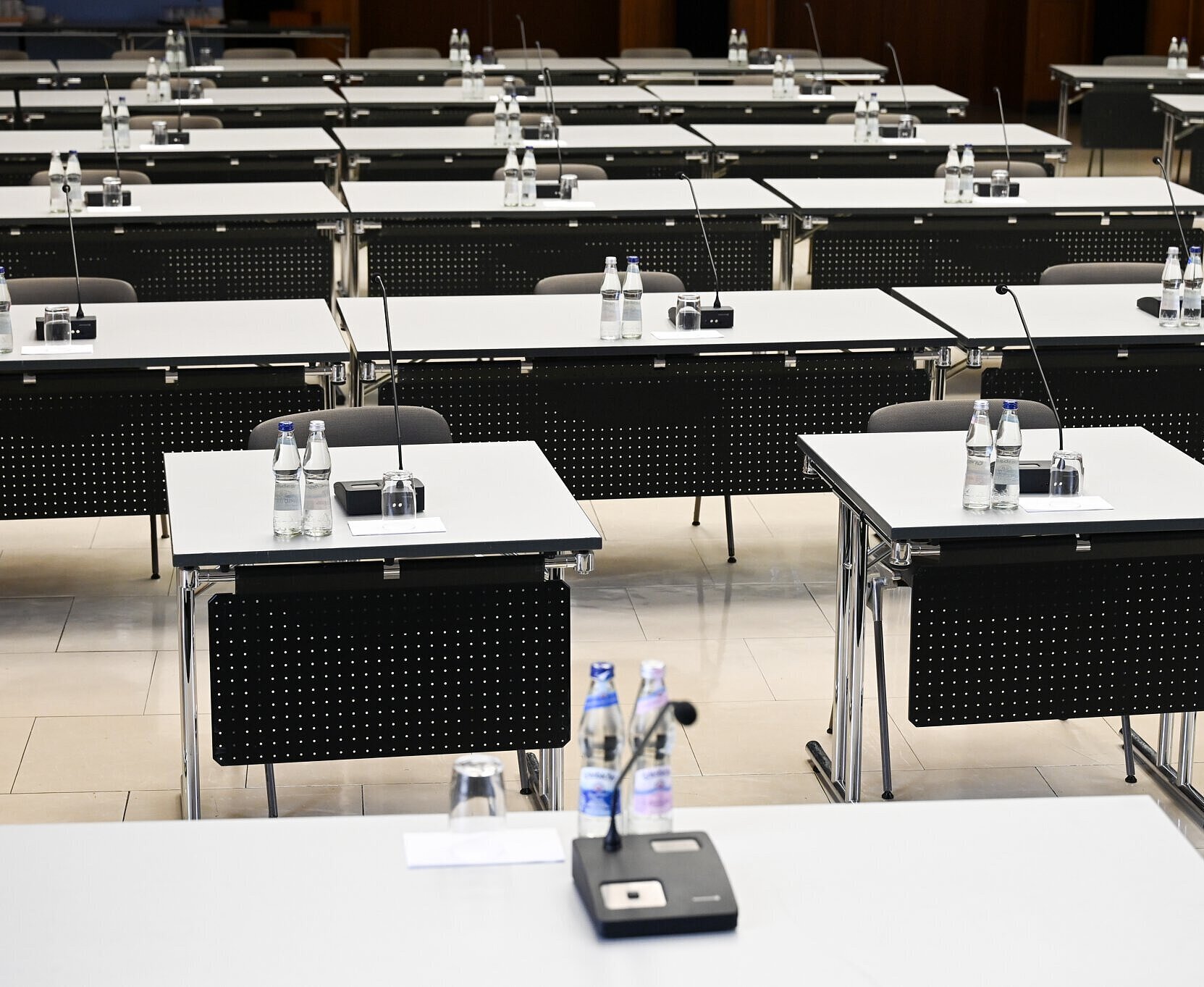 Einzelne Tische mit Mikrofonen im Bürgersaal