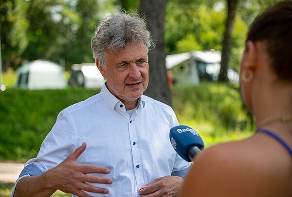 Oberbürgermeister Dr. Frank Mentrup spricht für ein Interview in ein Mikrofon.