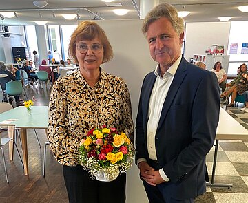 Oberbürgermeister Dr. Frank Mentrup verabschiedete Andrea Krieg nach 23 Jahren an der Spitze der Stadtbibliothek in den Ruhestand.