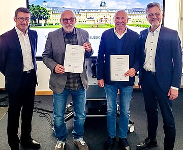 Immobilien-Experten geehrt: Dr. Gerhard Leute (2.v.r.) und Wolfgang Karcher (2.v.l.) mit Rüdiger Huck und Oberbürgermeister Dr. Frank Mentrup.