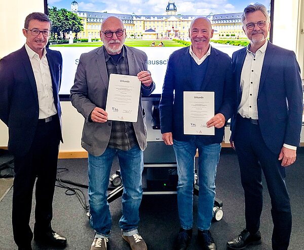 Immobilien-Experten geehrt: Dr. Gerhard Leute (2.v.r.) und Wolfgang Karcher (2.v.l.) mit Rüdiger Huck und Oberbürgermeister Dr. Frank Mentrup.