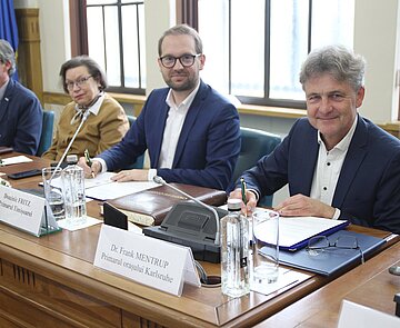 Die bestehende Städtepartnerschaft soll fortgesetzt, vertieft und weiter ausgebaut werden: Das besiegelten die beiden Oberbürgermeister Dominic Fritz und Dr. Frank Mentrup mit einer gemeinsamen Erklärung. Links im Bild ist Regina Lochner, deutsche Konsulin in Temeswar.