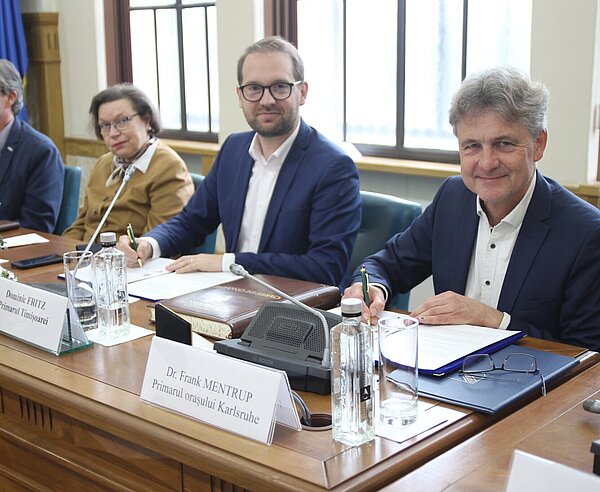 Die bestehende Städtepartnerschaft soll fortgesetzt, vertieft und weiter ausgebaut werden: Das besiegelten die beiden Oberbürgermeister Dominic Fritz und Dr. Frank Mentrup mit einer gemeinsamen Erklärung. Links im Bild ist Regina Lochner, deutsche Konsulin in Temeswar.