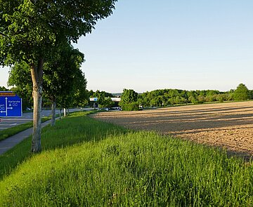 Keine Nutzung für Photovoltaik: Die Fläche hinter dem Park-and-Ride-Platz an der A 8 bei Stupferich soll nach dem Gemeinderatsbeschluss aus den Planungen genommen werden.