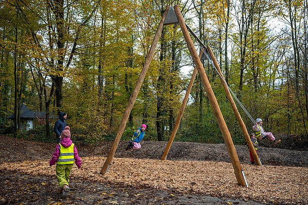 Die Riesenschaukel ist in Richtung des Tierparks versetzt worden. 