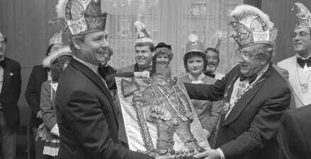 Angehörige des Organisationskomitées Durlacher Fastnacht ein gebackenes Abbild des "Karle mit der Tasch" präsentierend