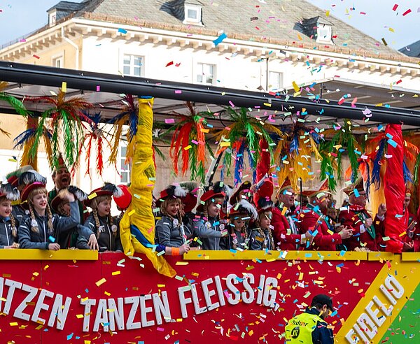 Umzugswagen und Konfetti in der Luft