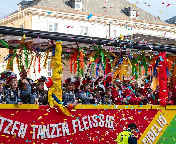 Umzugswagen und Konfetti in der Luft