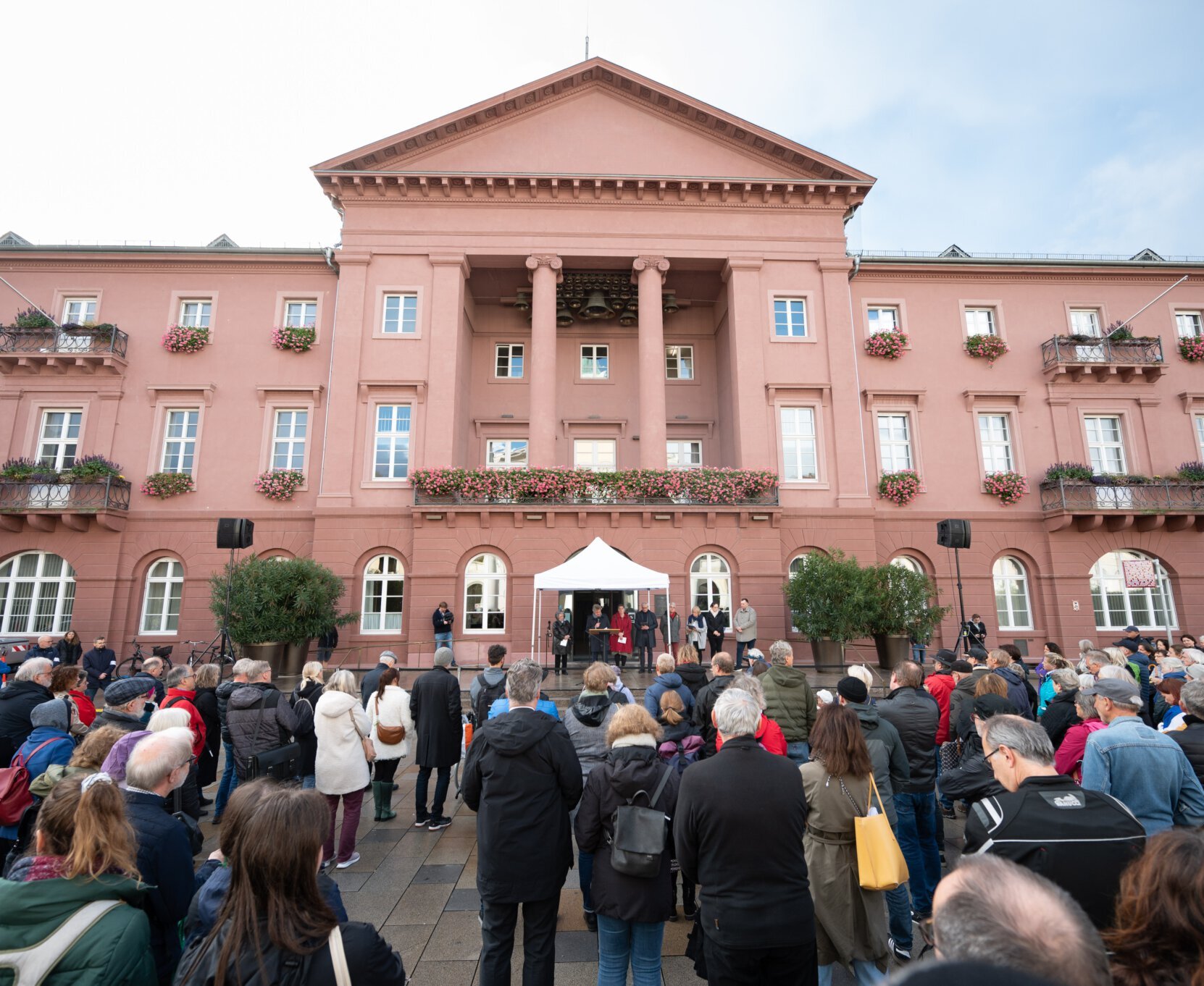 Dr. Frank Mentrup hält eine Rede bei der Mahnwache anlässlich des Nahost-Konflikts