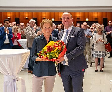 Erste Bürgermeisterin Bettina Lisbach überreicht Bürgermeister Daniel Fluhrer zum Abschied einen Blumenstrauß