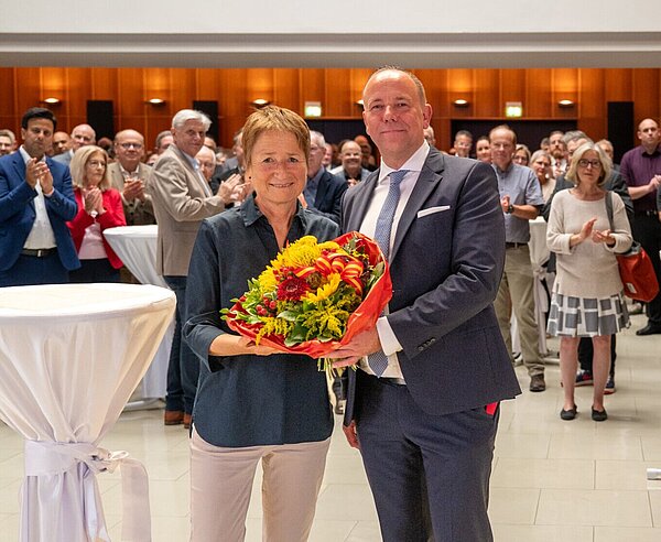 Erste Bürgermeisterin Bettina Lisbach überreicht Bürgermeister Daniel Fluhrer zum Abschied einen Blumenstrauß
