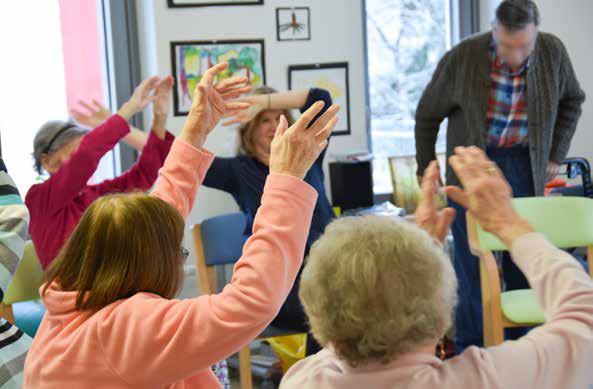 Das Bild zeigt Bewohnerinnen und Bewohner einer Senioreneinrichtung