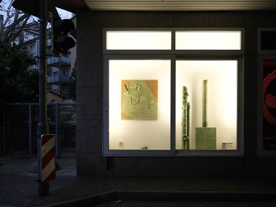 Aufnahme eines erleuchteten Schaufensters bei Nacht