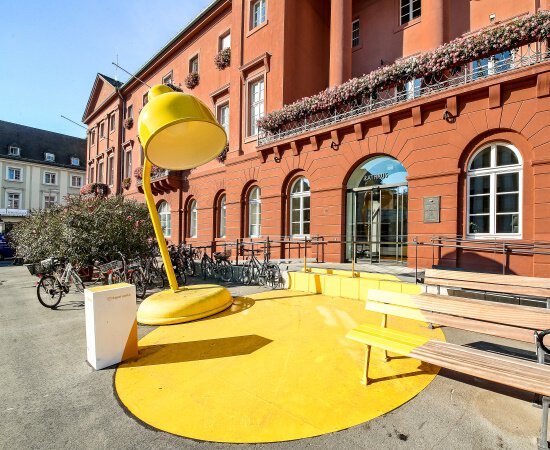 Rathaus mit großer gelber Lampe davor