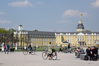 Das Foto zeigt das Schloss Karlsruhe als Symbolbild für den Verkehrsentwicklungsplan Karlsruhe