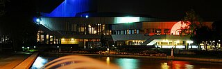 Der beleuchtete Brunnen am Badischen Staatstheater bei Nacht.