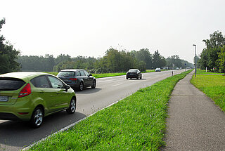 Das Foto zeigt eine Straße mit Autos als Symbol für den Motorisierten Verkehr