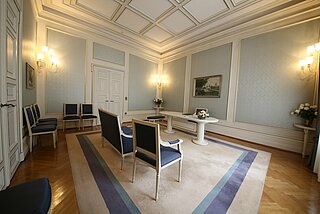 Das Foto zeigt das Klassizistische Zimmer im Haus Solms