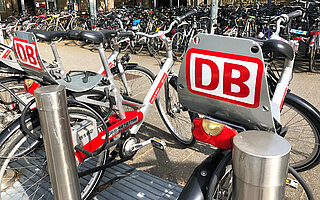 Das Foto zeigt Leih-Fahrrader der Deutschen Bahn - Call a bike.