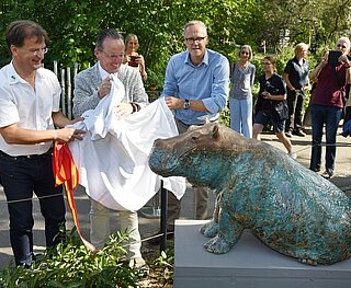Zoo-Chef Reinschmidt, Bürgermeister Käuflein und Vollack Geschäftsführer Blaurock (v.l.) präsentieren die Majolika-Skulptur „Blue“. 