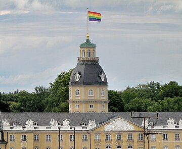 Regenbogenfahne gehisst am Schloss Karlsruhe