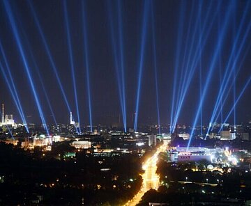 Luftbild von Karlsruhe bei Nacht mit Leuchtstrahlern