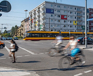 Abbildung einer Straßenkreuzung mit Verkehrsteilnehmern