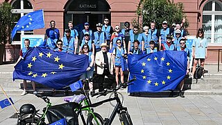 Radsternfahrt „Ride for Europe“ vor dem Karlsruher Rathaus