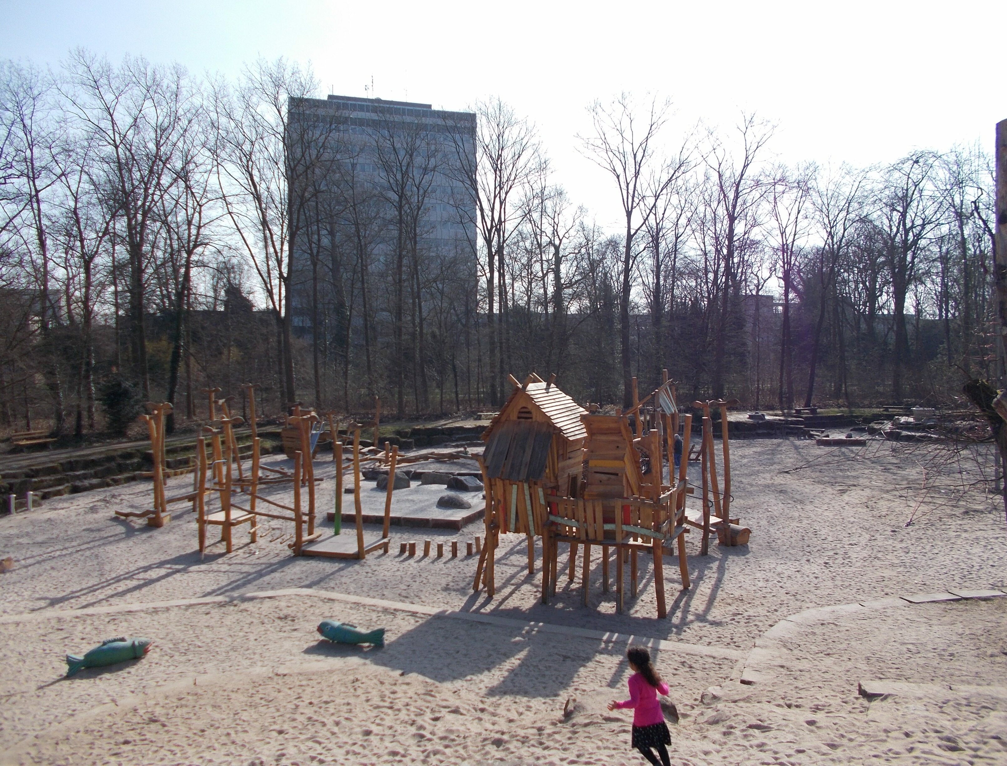 Das Bild zeigt den Kinderspielplatz im Fasanengarten.