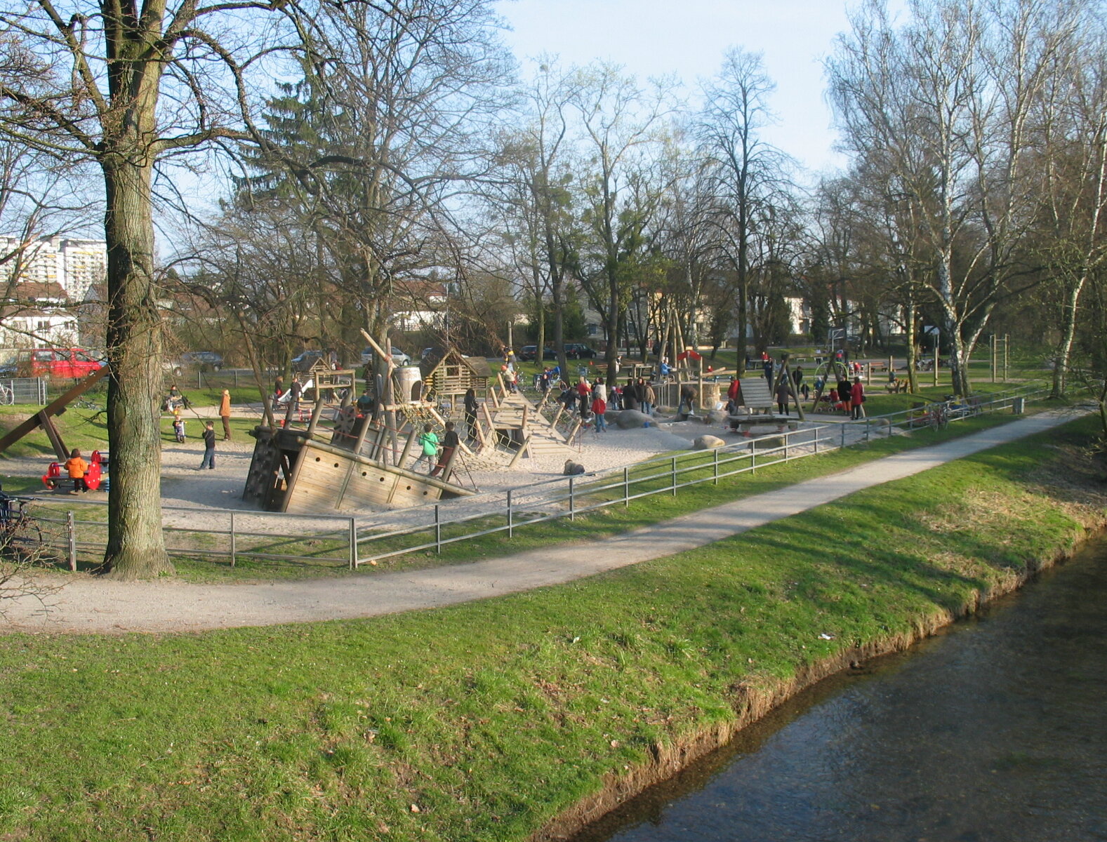 Das Bild zeigt den Spielplatz auf der Grünanlage Rechts der Alb.