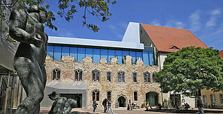Der Hof der Moritzburg mit einem guten Blick auf die gelungene Verbindung zwischen der alten Moritzburg und der modernen Erweiterung.
