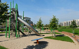 Das Bild zeigt den Spielplatz im City Park mit Tunnelrutsche.