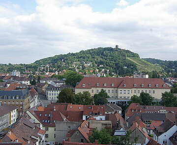 Blick über den Ort auf den Turmberg Durlach.