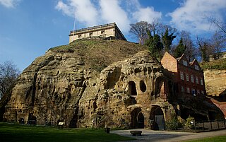 Das Nottingham Castle liegt hoch oben auf dem Felsen, in dem sich die berühmten Höhlen Nottinghams befinden.