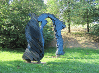 Skulptur "Zwei Vögel" auf einer grünen Wiese im Park.