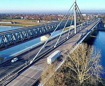 Rheinquerung - Das Foto zeigt eine Luftaufnahme der Rheinbrücke Maxau.