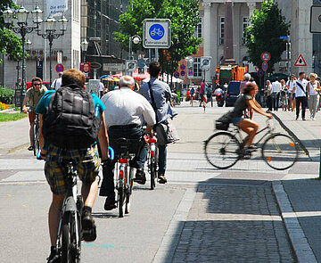 Das Bild zeigt die Fahrradstraße am Friedrichsplatz in Karlsruhe.