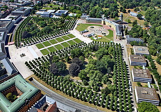 Das Luftbild zeigt den Schlossplatz der Stadt Karlsruhe. 