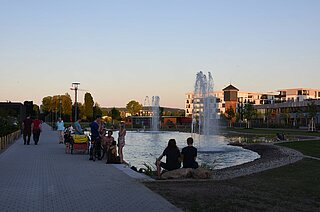 Das Bild zeigt den Stadtpark Südost bei Sonnenuntergang. 